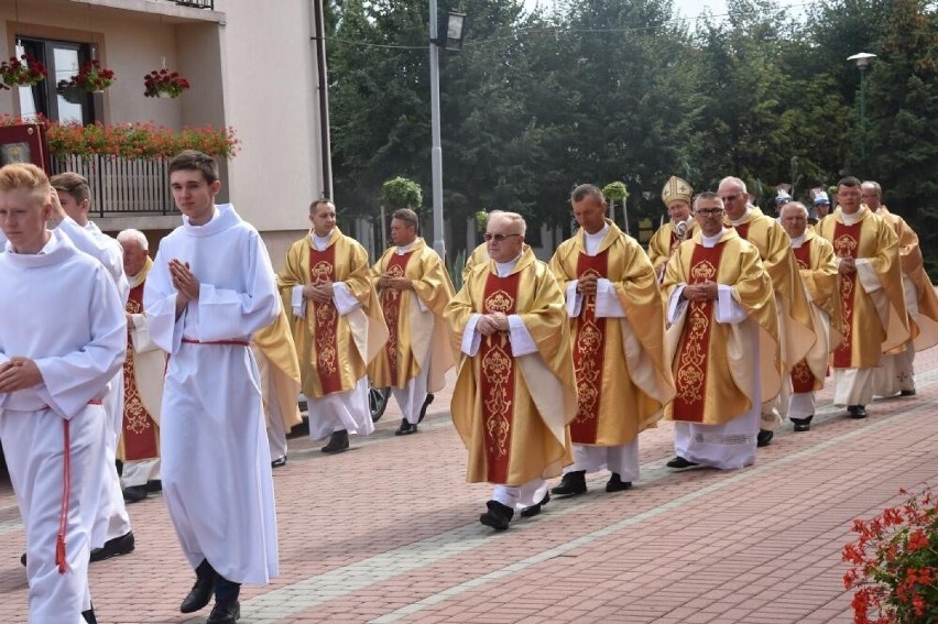 Parafia Najświętszego Serca Pana Jezusa w Dębicy-Latoszynie obchodzi jubileusz 40-lecia! [FOTORELACJA]