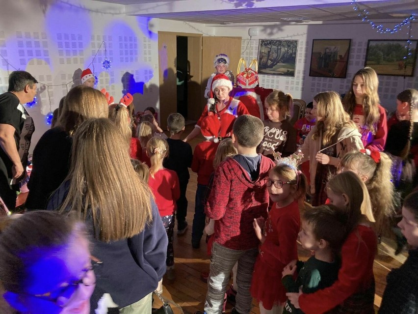 Mikołajowy bal dla dzieci z miasta i gminy Jędrzejów. Świetna zabawa w Centrum Kultury