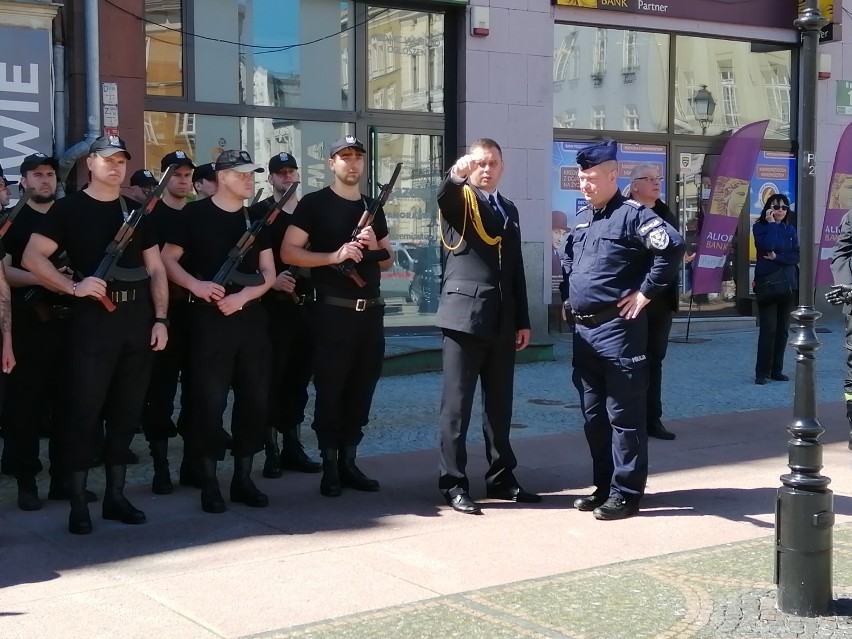Masa strażaków i policjanci w wałbrzyskim Rynku. Co się dzieje? [ZDJĘCIA] 