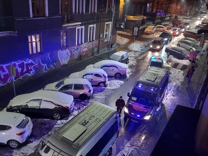 Interwencja policji przed lokalem na ulicy Wojewódzkiej w...