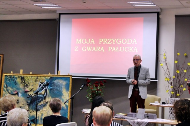 Mirosław Binkowski podczas spotkania autorskiego w barcińskiej bibliotece.