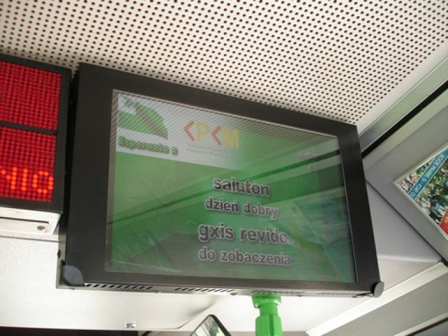 Na zamontowanych w środku wyświetlaczach LCD prezentowany jest króki kurs esperanto