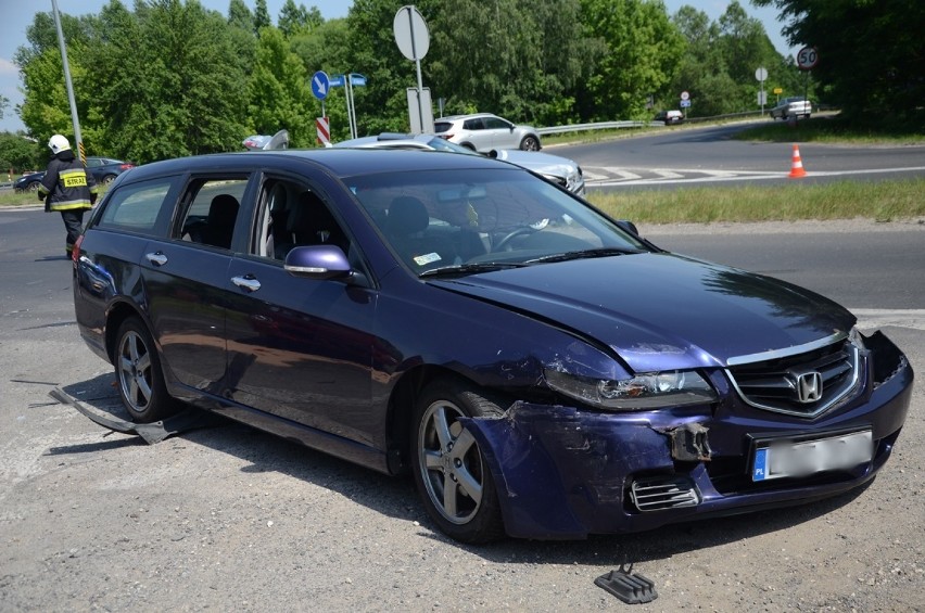 Groźny wypadek na skrzyżowaniu w pobliżu Oleśnika. Zderzyły się trzy samochody [ZDJĘCIA]