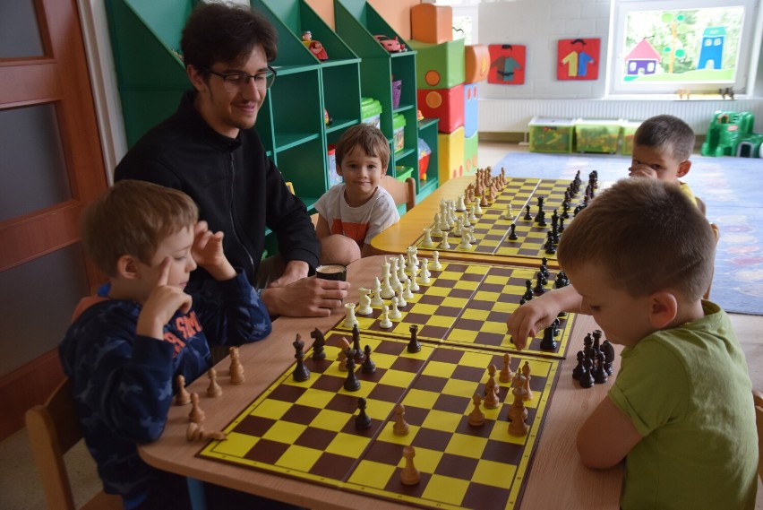 Piotr Namyślak podczas wakacyjnych zajęć szachowych w...