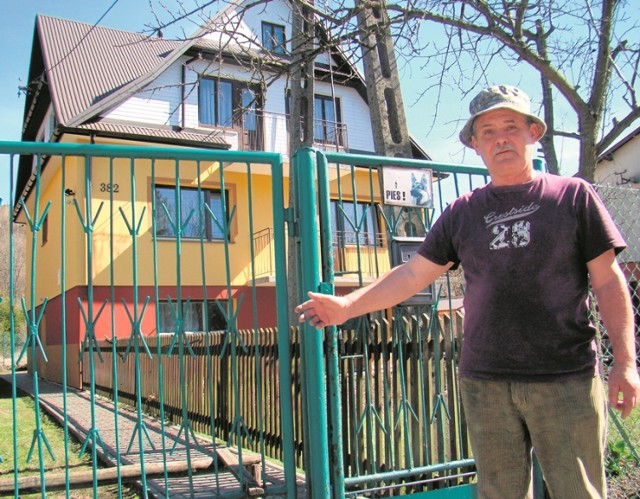 Janusz Nawrocki przystaje przy ogrodzeniu domu, w którym zmarli jego sąsiedzi. 87-letniego Jana widział we wtorek. Uniósł rękę w geście pozdrowienia. - To było jak ostatnie pożegnanie - mówi sąsiad