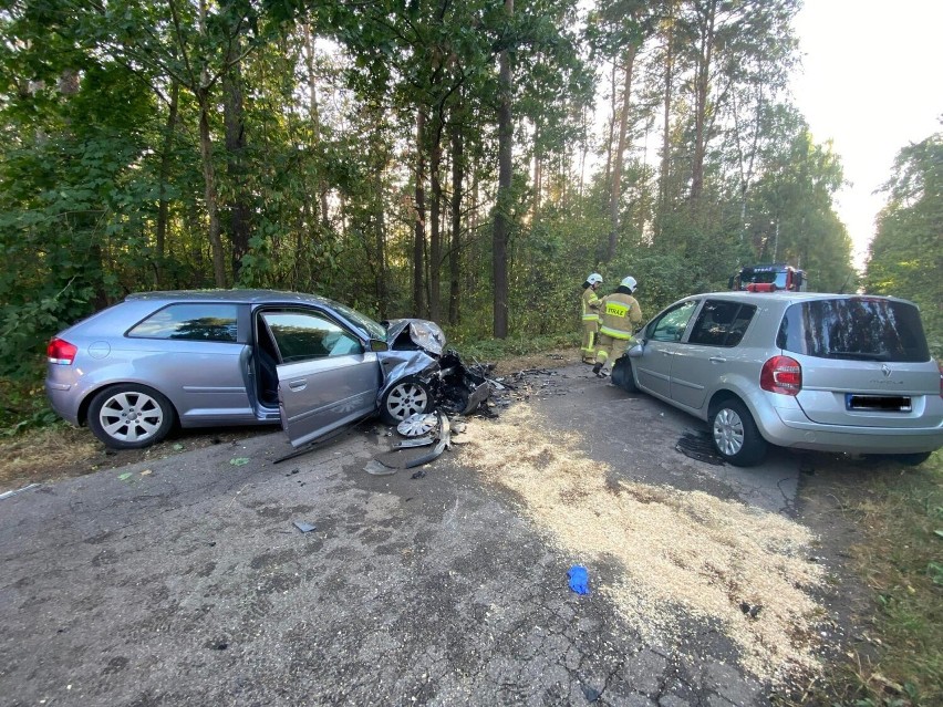Wypadek na drodze Długobórz - Wądołki Borowe. Audi zderzyło się z renault. Dwie osoby w szpitalu. Kierowca audi był nietrzeźwy [ZDJĘCIA]