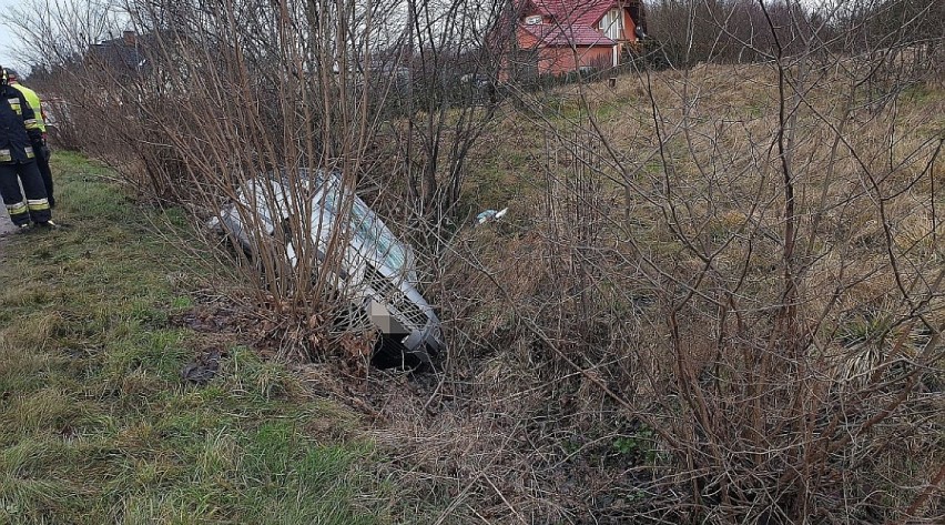 W Kameli volkswagen wpadł w poślizg i zjechał do rowu