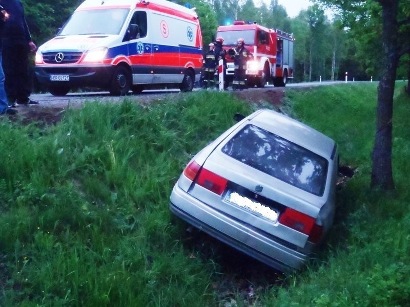 Seat na prostym odcinku drogi zjechał na pobocze, a...