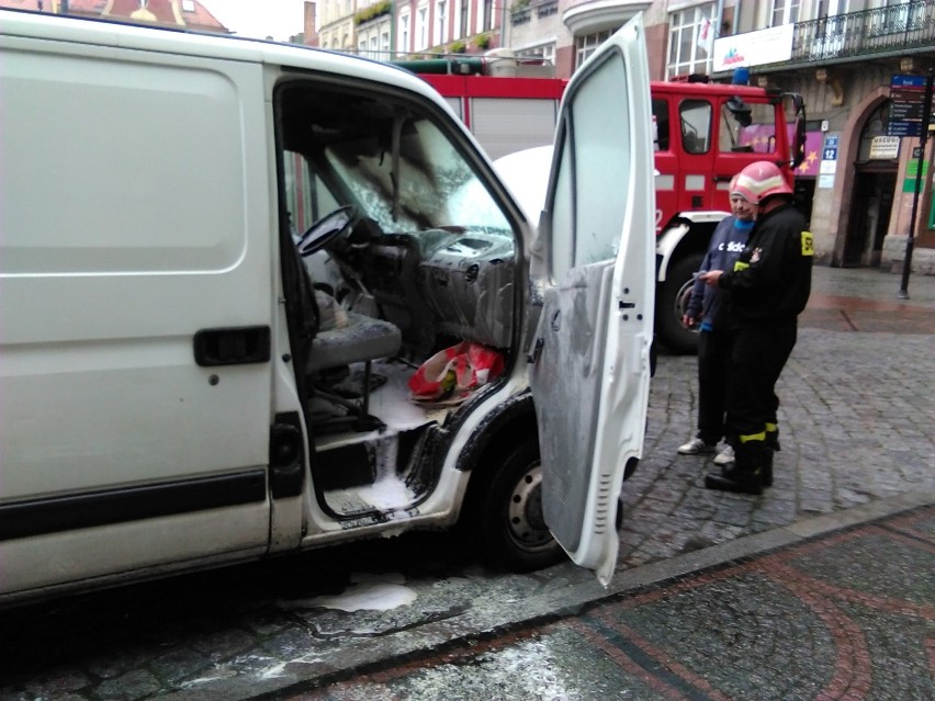 Pożar samochodu na Rynku w Wałbrzychu. Strażacy mieli...