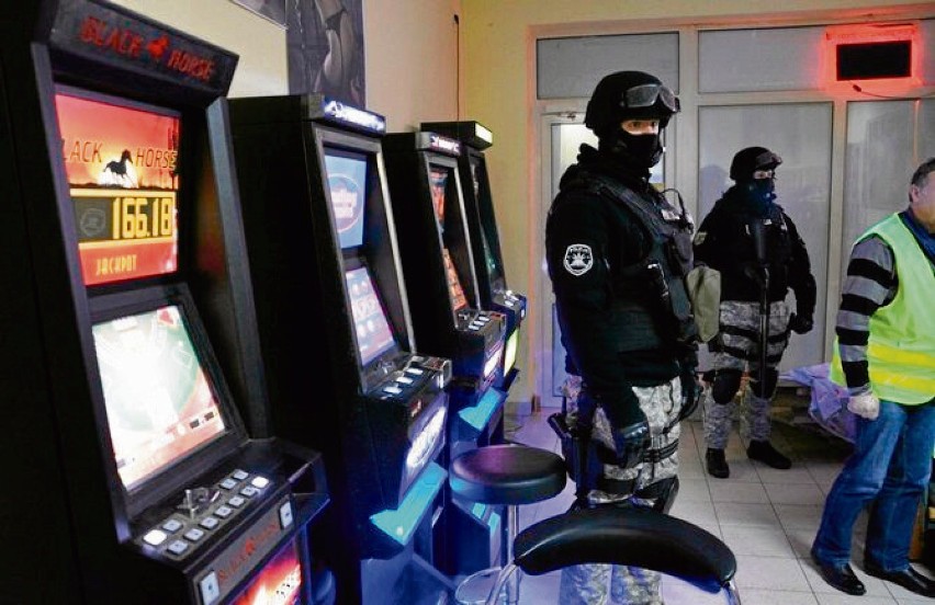 Automaty do gier policja rekwiruje w tym salonie już 6 raz. By wejść do środka musiała użyć siły