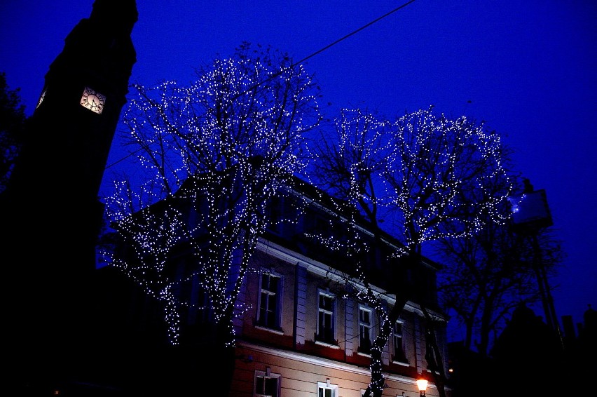 Za kilka dni deptak będzie w pełnej iluminacji świątecznej.