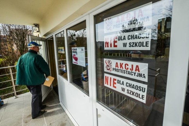 W bydgoskich szkołach, w których odbywa się strajk, jest dziś mało dzieci. - Odbieramy to jako wyraz poparcia rodziców - mówią związkowcy z ZNP. .