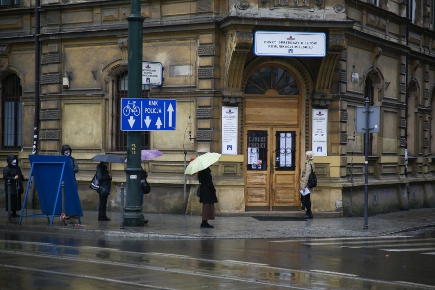 Kraków. Długa kolejka do jedynego otwartego punktu sprzedaży biletów MPK [zdjęcia]