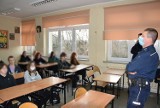 Lekcja z policjantami w szkole w Mostach: młodzież uczyła się o odpowiedzialności karnej | NADMORSKA KRONIKA POLICYJNA