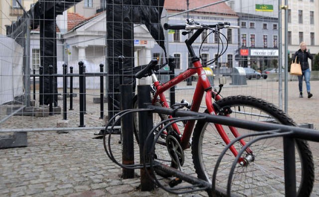 Zadaszony parking dla rowerów już prawie gotowy