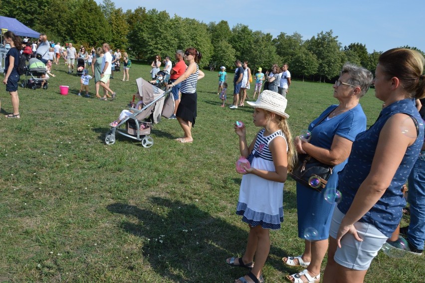 Dorośli i dzieci bawią się na Festiwalu Baniek Mydlanych w Opolu