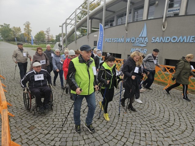 W ramach wydarzenia sandomierscy seniorzy oraz towarzyszący im przedstawiciele młodszych pokoleń na nadwiślańskich terenach  pokonali ze sportowym zacięciem dystans sprzyjający integracji, zdrowej aktywności ruchowej i iście rodzinnej atmosferze. Więcej na kolejnych zdjęciach