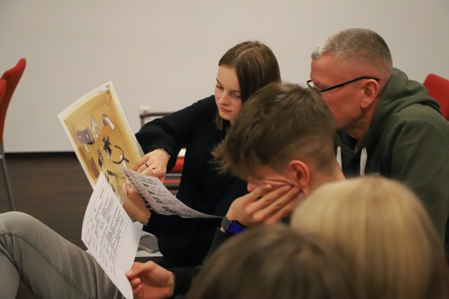 Uczniowie z kilku szkół województwa podlaskiego rozpoczęli w czwartek projekt "Łączka i inne miejsca poszukiwań"