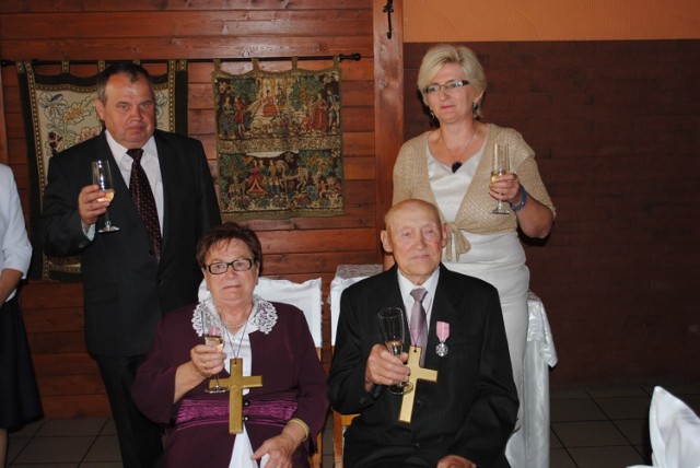 Na uroczystości zrobiono pamiątkowe zdjęcie jubilatom Łucji i Kazimierzowi Śledziom z urzędnikami.