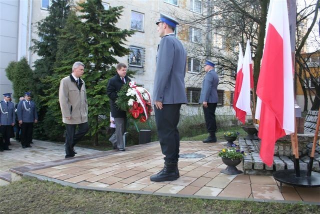 Żory: Kwiaty Pod Pomnikiem Policjantów i Oficerów Wojska Polskiego zamordowanych na Wschodzie