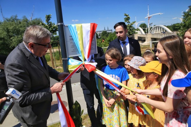 Skwer Obrońców Ukrainy 2022 w Poznaniu został oficjalnie otwarty.
Przejdź do kolejnego zdjęcia --->