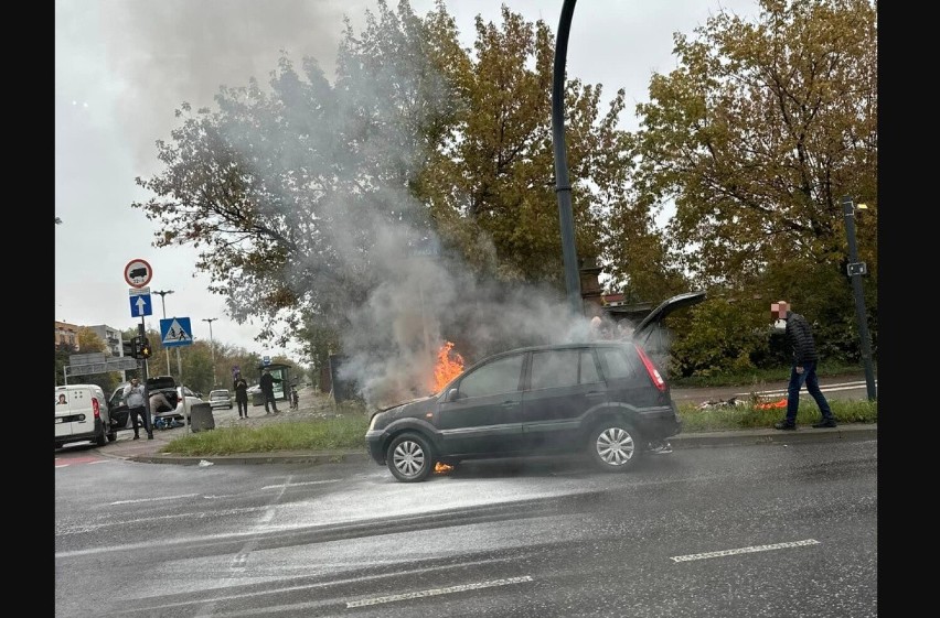 Pożar forda na al. Jana Pawła przy skrzyżowaniu z ul. Obywatelską ZDJĘCIA 