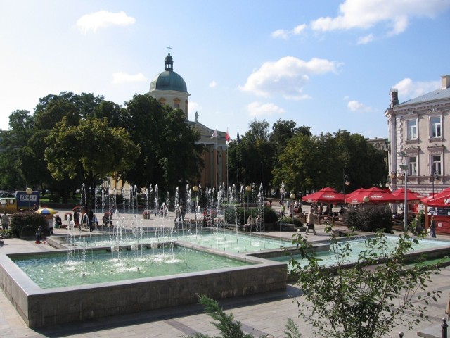 Zobacz na zdjęciach, jak bardzo zmienił się Radom w ciągu 20 lat. 

Na fotografii placu Jagielloński i ówczesne fontanny. Rok 2008