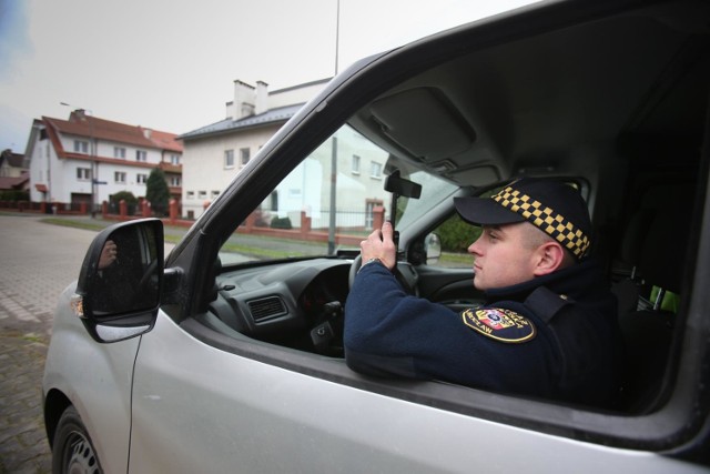 Nietypowa interwencja strażników miejskich miała miejsce we wtorek. O trzeciej nad ranem zauważyli kobietę stojącą na ulicy w samym szlafroku.