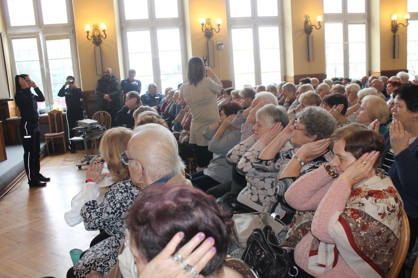 Spotkanie dla seniorów w Tomaszowie Maz. W urzędzie miasta ostrzegali przed oszustami [ZDJĘCIA]