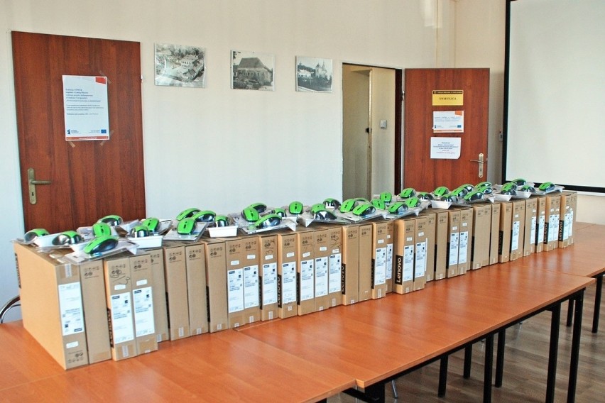 Najbardziej potrzebujący uczniowie z gminy Pińczów otrzymają 41. laptopów do nauki zdalnej. Gmina Pińczów pozyskała pieniądze na ten zakup
