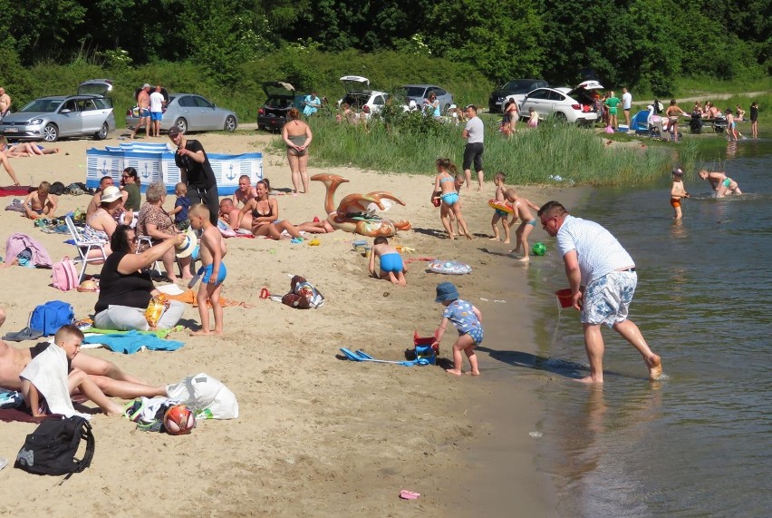 Zimny i porywisty wiatr nie sprzyjał plażowaniu w Ustce,...