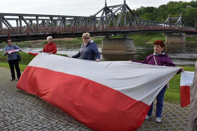 Bicie rekordu flagi odbywa się zwykle na początku maja. Tak wyglądały majówki w poprzednich latach w Krośnie Odrzańskim.