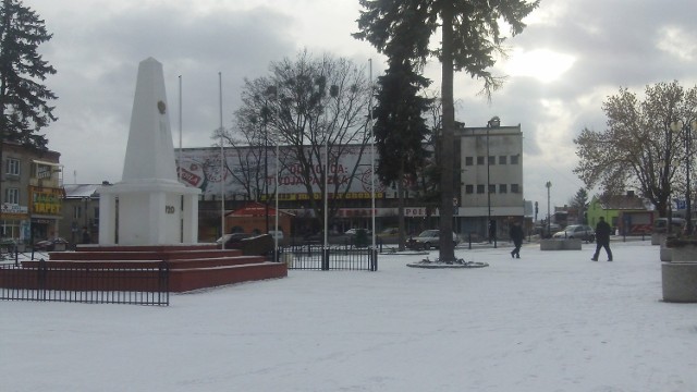 Zima w Kraśniku
W mijającym tygodniu w Kraśniku spadł śnieg. Na drogach zrobiło się ślisko i niebezpiecznie.