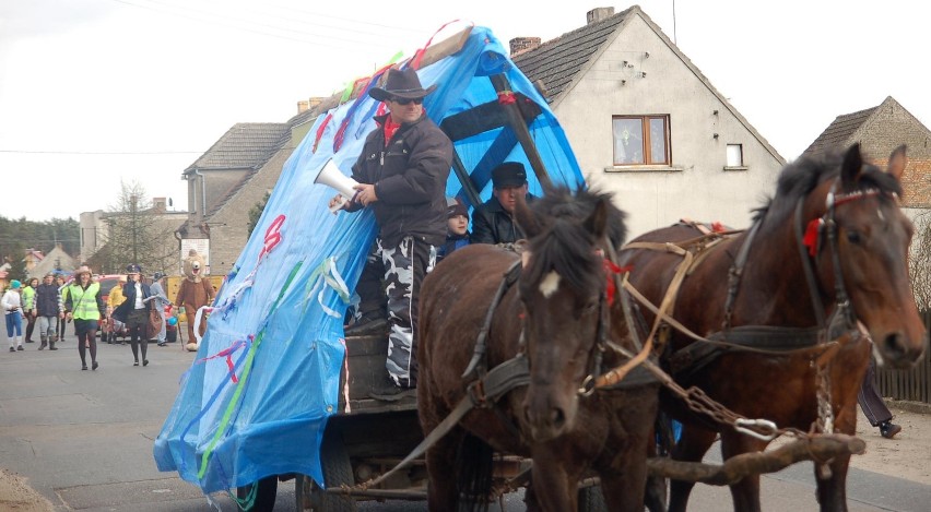 Kębłowo: Siwek - Wielkanocna tradycja. Przebierańcy na ulicach (ZDJĘCIA,VIDEO)