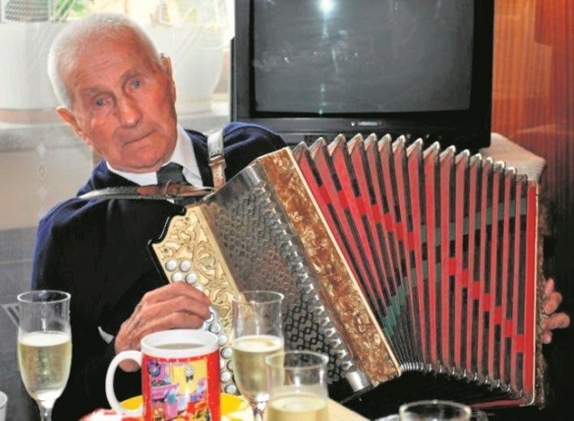 Jan Jarzyna skończył 100 lat. Każdego dnia umila czas członkom swojej rodziny melodiami granymi na akordeonie