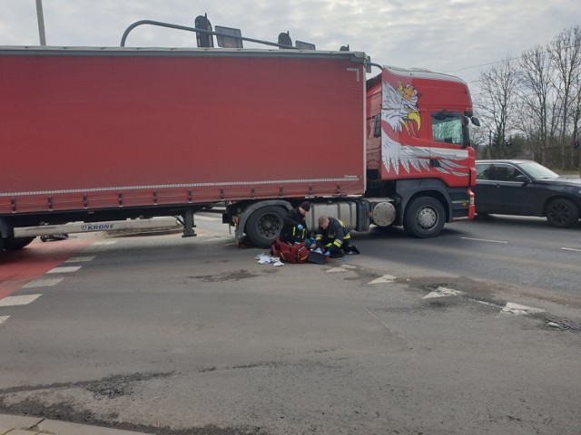 Tragiczny wypadek na skrzyżowaniu ul. Srebrzyńskiej i al. Włókniarzy. Około godz. 11, w środę (4 marca) doszło tam do potrącenia kobiety przez samochód ciężarowy.

Piesza znalazła się pod kołami pojazdu. Strażacy podjęli próbę reanimacji kobiety, niestety - piesza zmarła.