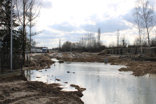 Kolejne śmieci odkryte podczas budowy nowej drogi w Kaliszu. Czy to koniec?