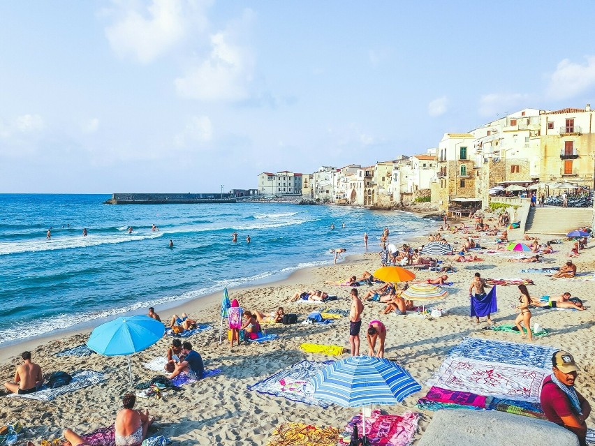 Cefalù na Sycylii to nie tylko plaża i słońce. To także...