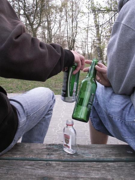 Młodzież coraz częściej sięga po alkohol