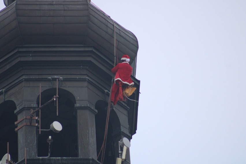 Na wieży zawieszono ogromną czapkę Mikołaja