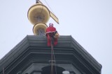 Święty Mikołaj wspiął się na wieżę ratuszową w Głogowie. Zawiesił na niej czapkę Mikołaja. WIDEO
