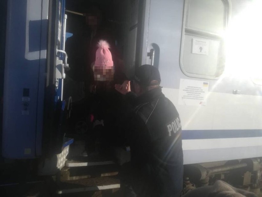 Puccy policjanci pomagają uchodźcom z Ukrainy