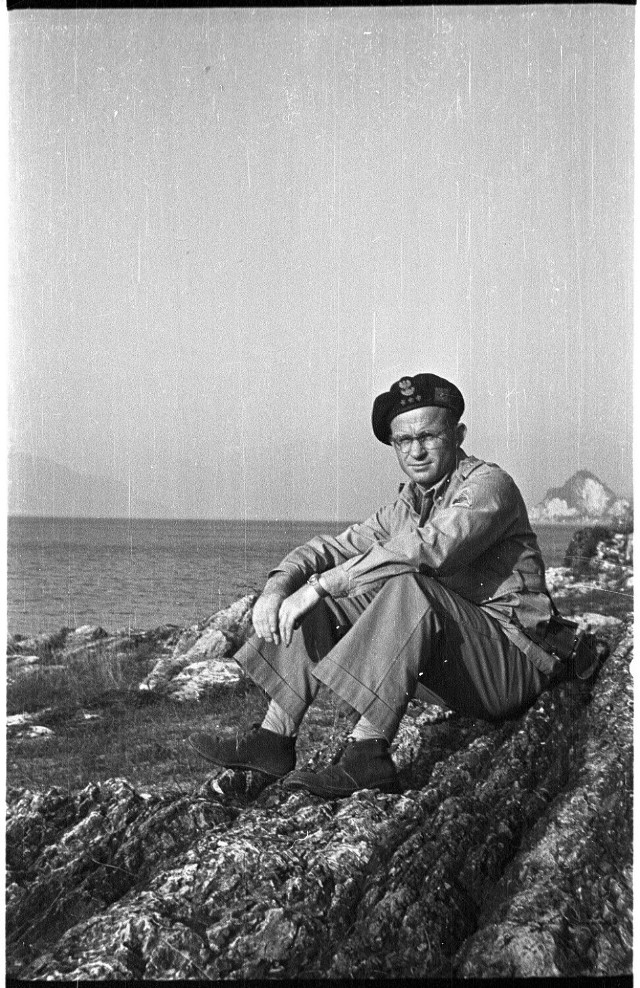 Włochy, plaża nad Jeziorem Maggiore, na północ od Laveno. Ojciec Adam Studziński OP, 1945 r.