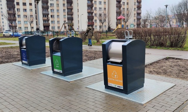 Pierwsze podziemne pojemniki na odpady zamontowane zostały w Dąbrowie Górniczej

Zobacz kolejne zdjęcia/plansze. Przesuwaj zdjęcia w prawo naciśnij strzałkę lub przycisk NASTĘPNE