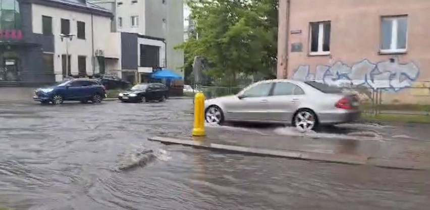 Burza w Kielcach i zalane ulice. Duże utrudnienia na drogach po ulewie. Zobacz film i zdjęcia