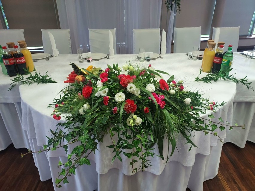 Klimatyczny wystój sali. Zainspiruj się dekoracjami prosto od kwiaciarni Kostrzewa w Osjakowie