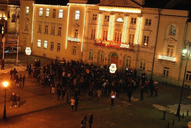 Na Starym Rynku w Płocku zebrało się kilkadziesiąt osób protestujących przeciwko ACTA