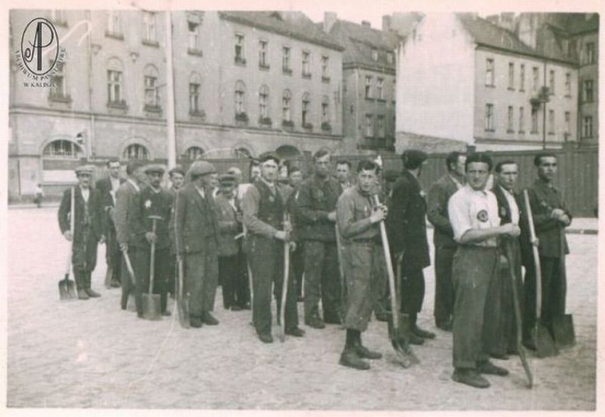 Żydzi pracujący przy odgruzowaniu Adolf Hitler Platz w...