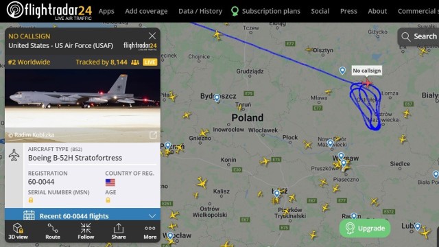 Na aplikacji Flight Radar widać trasę samolotu