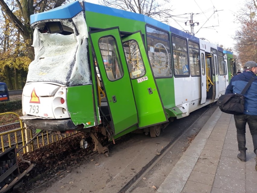 Na ul. Żołnierskiej w Szczecinie zderzyły się dwa tramwaje [ZDJĘCIA, WIDEO]